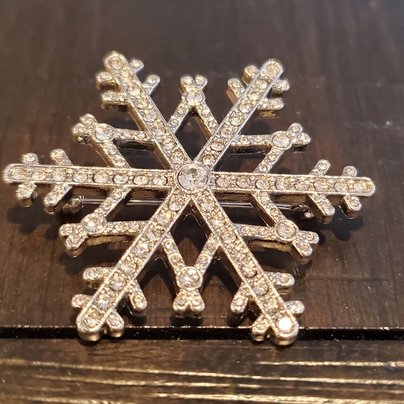 Swarovski Snowflake Brooch  in Silver overlay - Picture 2 of 2